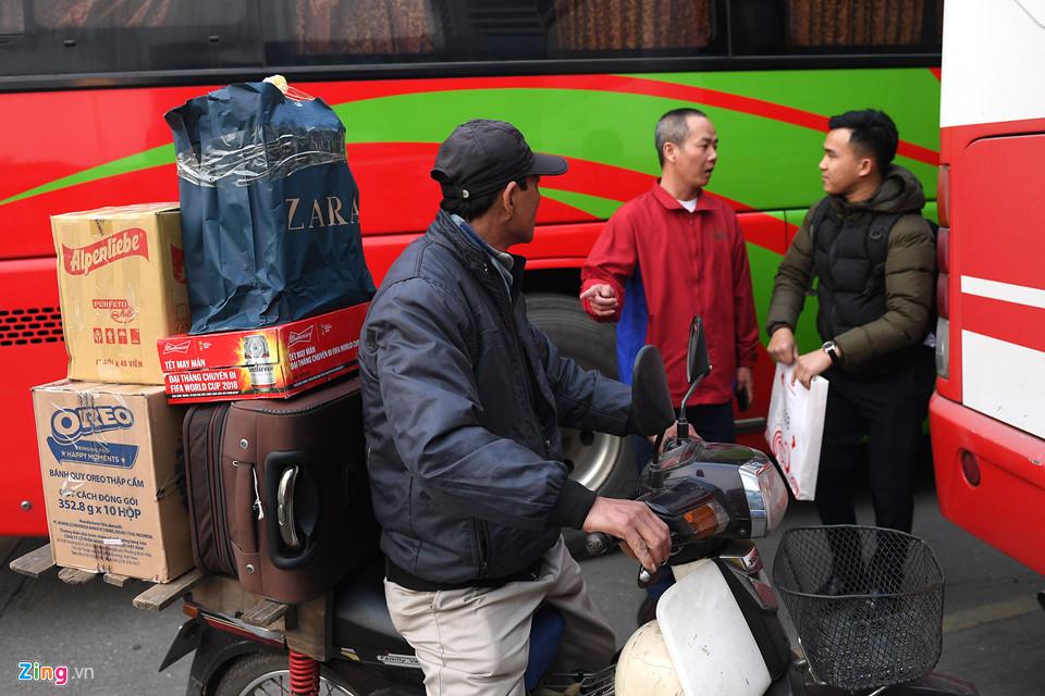 Lỉnh kỉnh tivi, cành đào về quê ăn Tết sau ngày làm việc cuối cùng